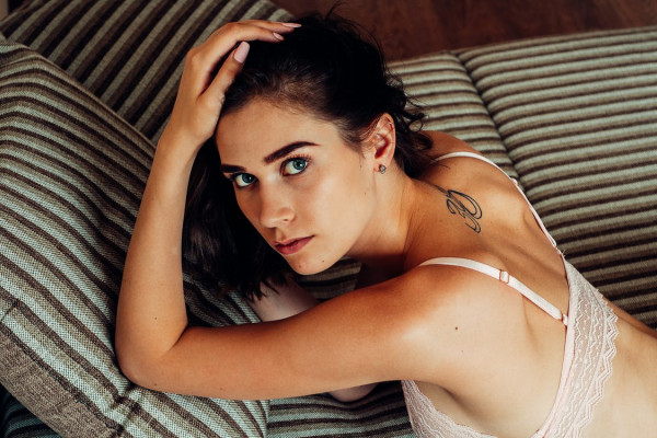 Virtual Reality Chats with Teen Babes